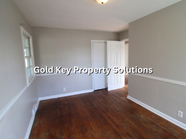 Building Photo - 3 BR 1 BA House with Garage Across from Pu...
