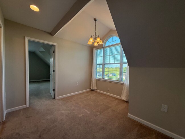 Building Photo - 3 Bedroom 3.5 Bathroom Home Located in Greeneville, TN