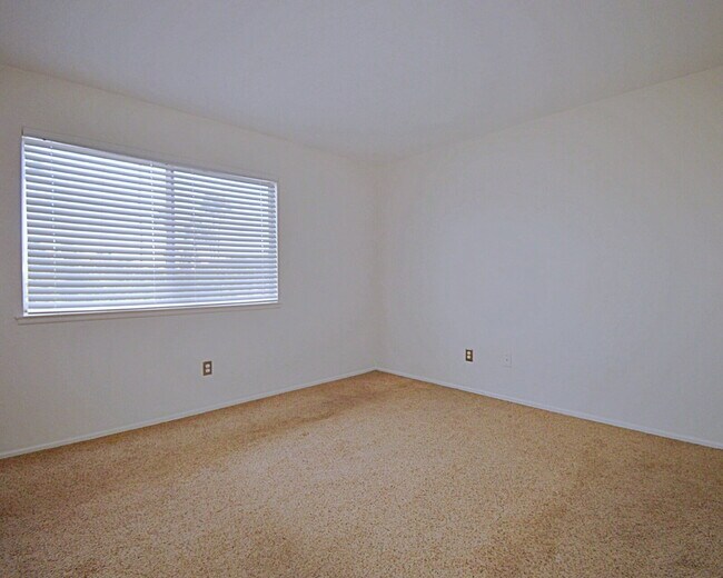 Building Photo - "Discover Your Oasis: Spacious 3-Bed Condo with Granite Touches in Palm Springs!"