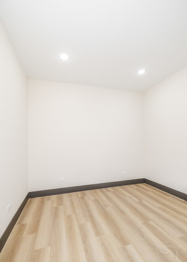 Building Photo - 5641 S Prairie Ave