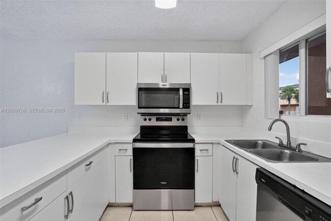 Building Photo - 6225 SW Kendale Lakes Cir