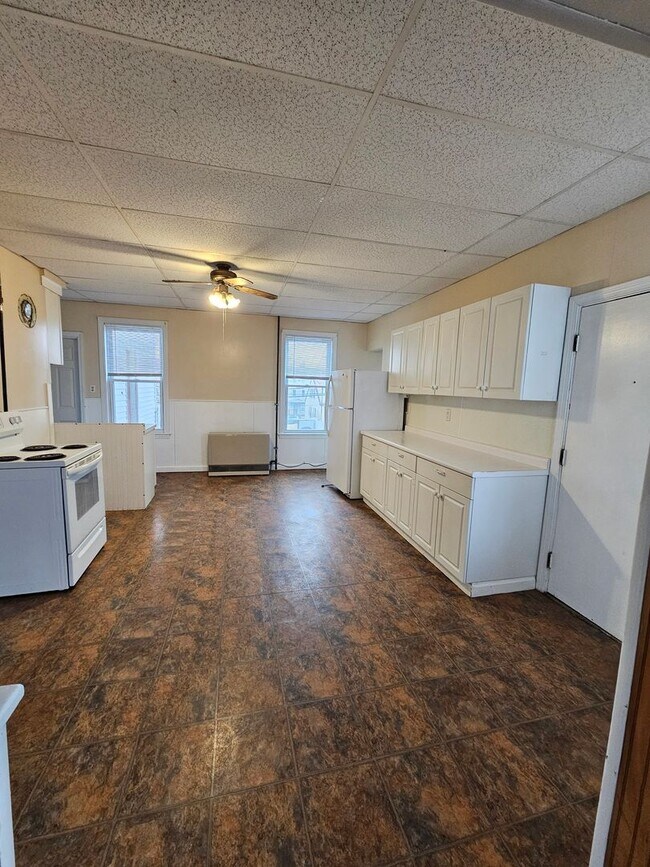 Building Photo - Spacious 3 Bedroom, 1 Bath Apartment