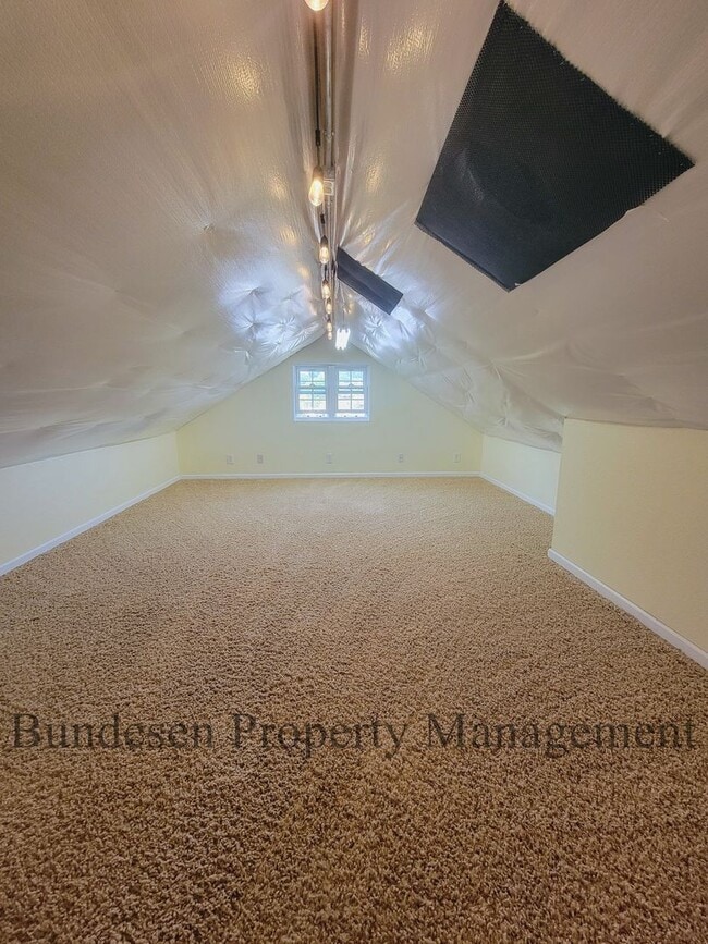Building Photo - 5 Bedrooms  Desirable Westside Petaluma !