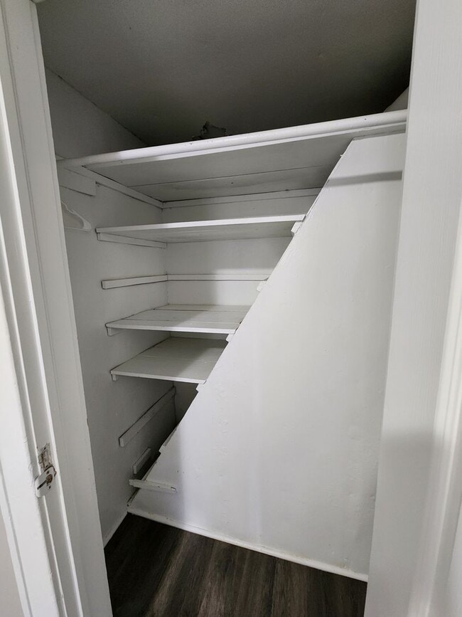 Building Photo - Spacious 2-Bedroom, 1-Bathroom Home AVAILABLE NOW!!