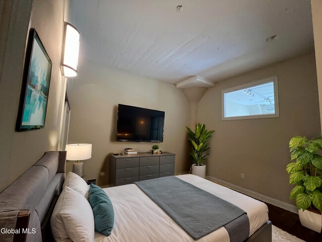 Building Photo - 733 Broadway