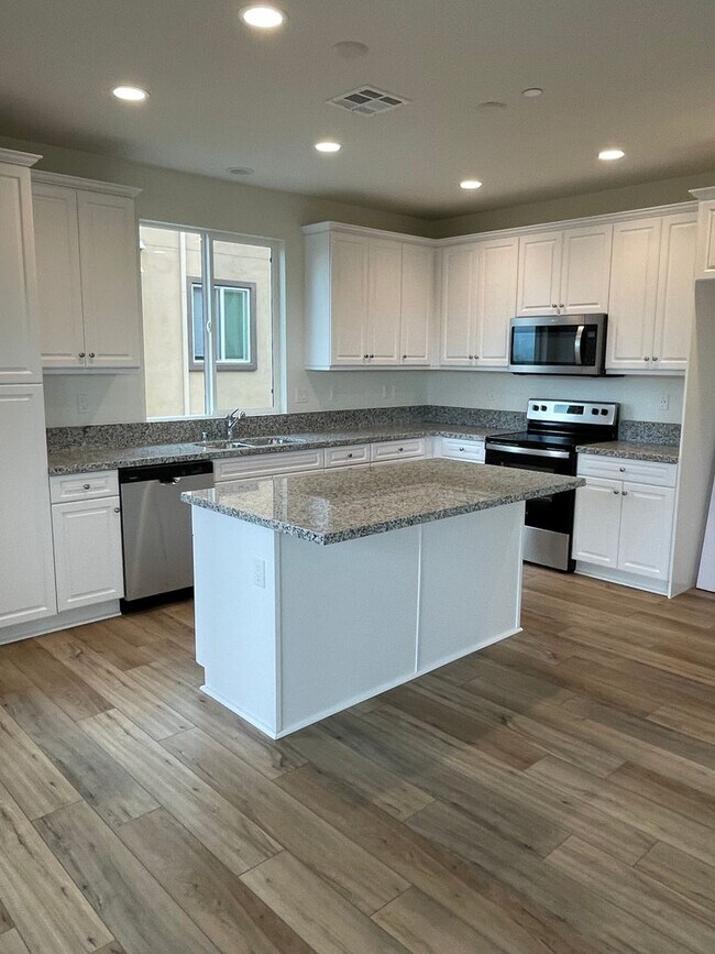 Building Photo - 3 Bed 3 Bath Townhouse in San Marcos - Brand New