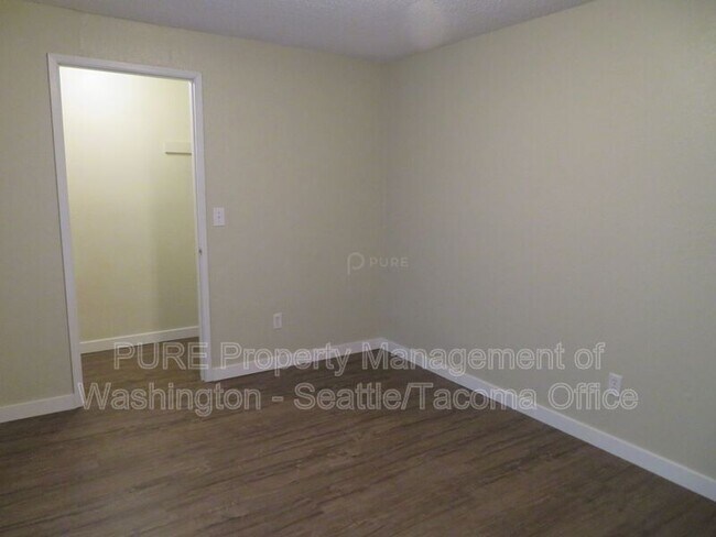 Building Photo - 1011 18th St NE