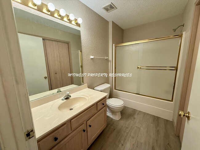Building Photo - 2 Bedroom/2.5 Bath Townhome for Lease