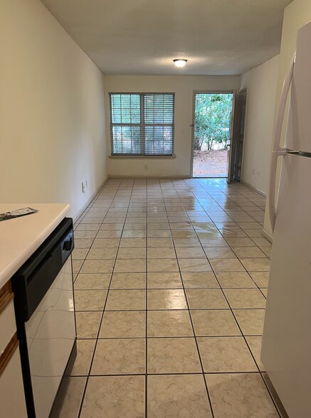 Walk in, living room, open concept kitchen - 145 Lullwater Dr