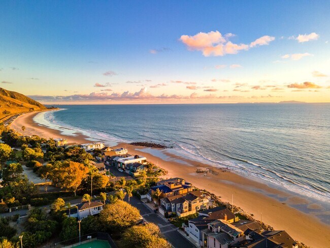 Building Photo - GORGEOUS CUSTOM BEACH HOME - Solimar Beach...