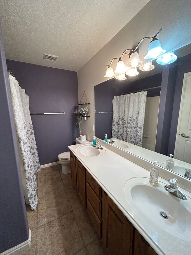 Building Photo - 3 Bedroom 2 Bathroom Townhouse in Midway U...