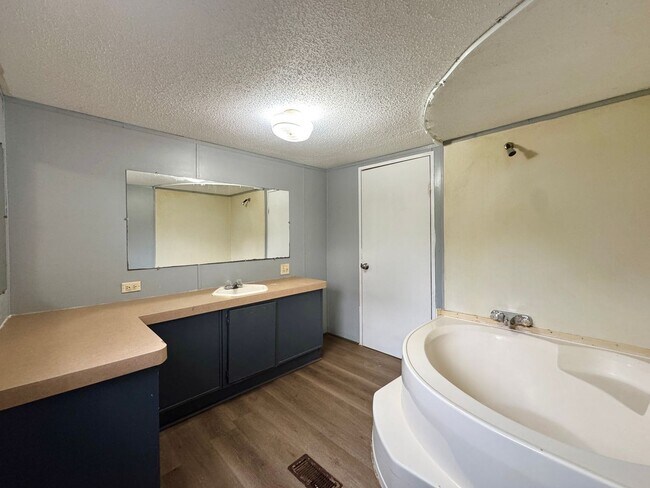 Building Photo - 3/2 Split Floor Plan!