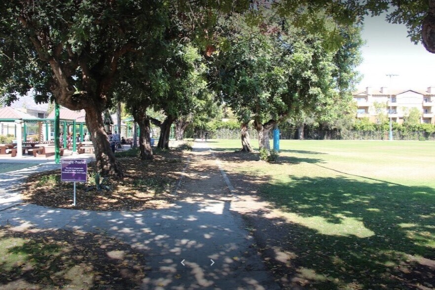 Neighborhood Park, Robert E. - 2339 N Naomi St