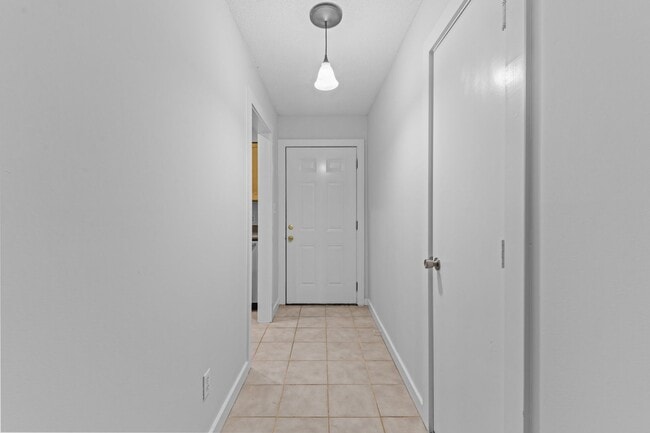 Building Photo - AVAILABLE NOW - Updated 2 Bedroom Duplex w...