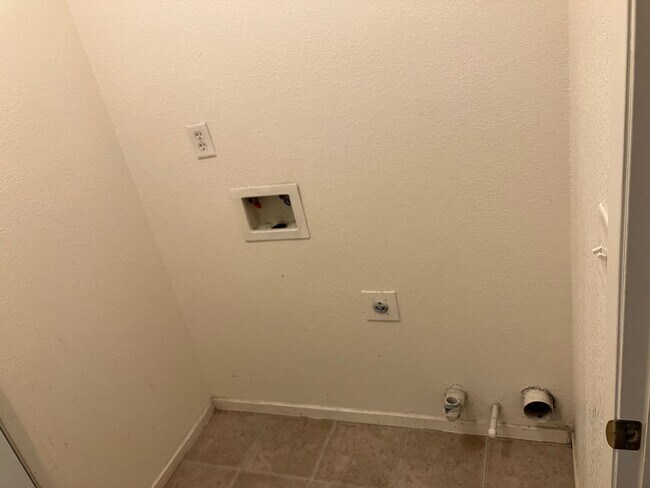 Building Photo - 4 Bedroom 2 Bath House for Rent