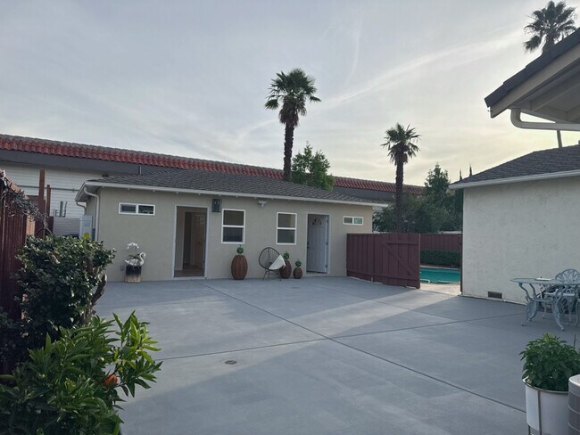 Building Photo - 6240 Ruxton Ct