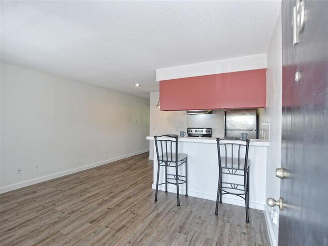 Building Photo - 2302 East Side Dr