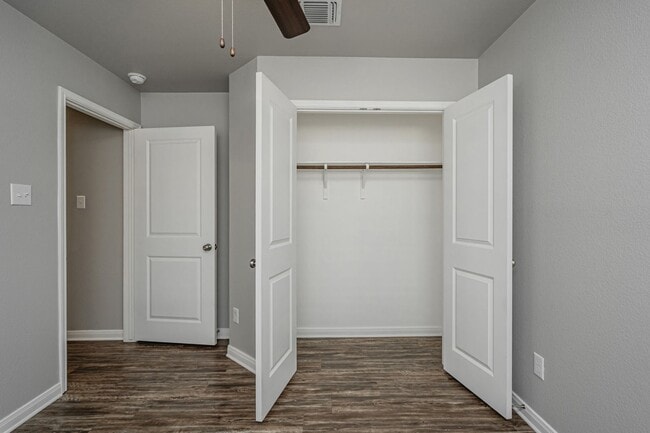 Building Photo - 525 Fallbrook Dr