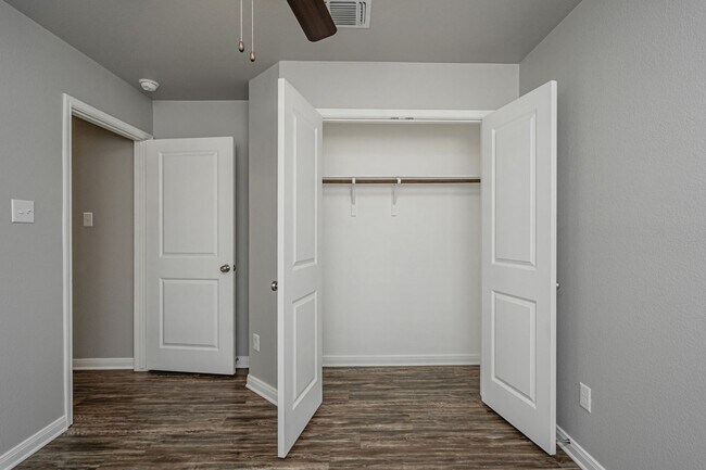 Building Photo - Bright & Cozy Home