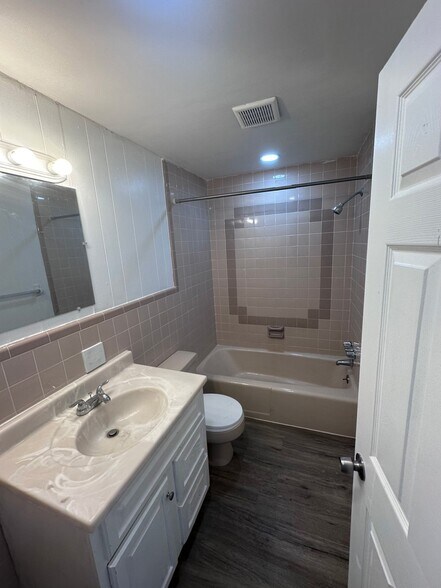 Building Photo - 2607 S 62nd St