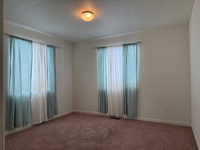 Building Photo - House For Lease