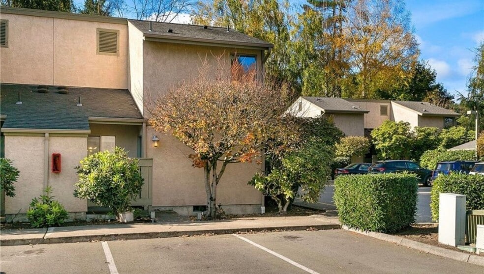 Building Photo - Juanita Townhome in Westwood Village ** 2bed/1.5 bath corner unit with Nice Private Backyard  $21...