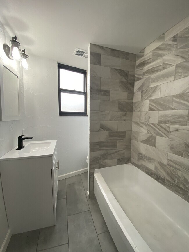 Building Photo - Glenmore - 2905 - (Units 1 - 8)