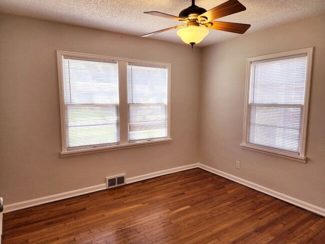 Building Photo - Charming Bunglow in Delaware Neighborhood Close To MSU & Mercy Hospital