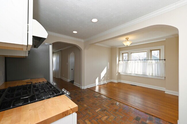 Building Photo - Sweet Cottage Charm with Updated Kitchen, Fenced Yard & Washer/Dryer Included
