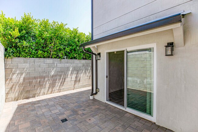 Building Photo - 10938 Nettleton St