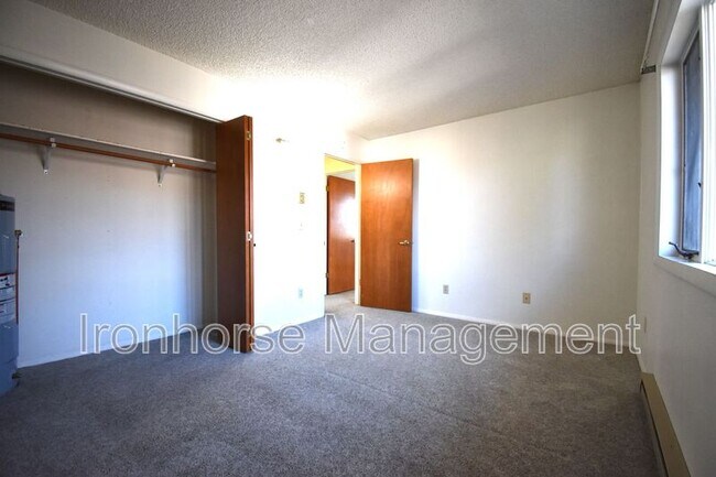 Building Photo - 811 W Villard St