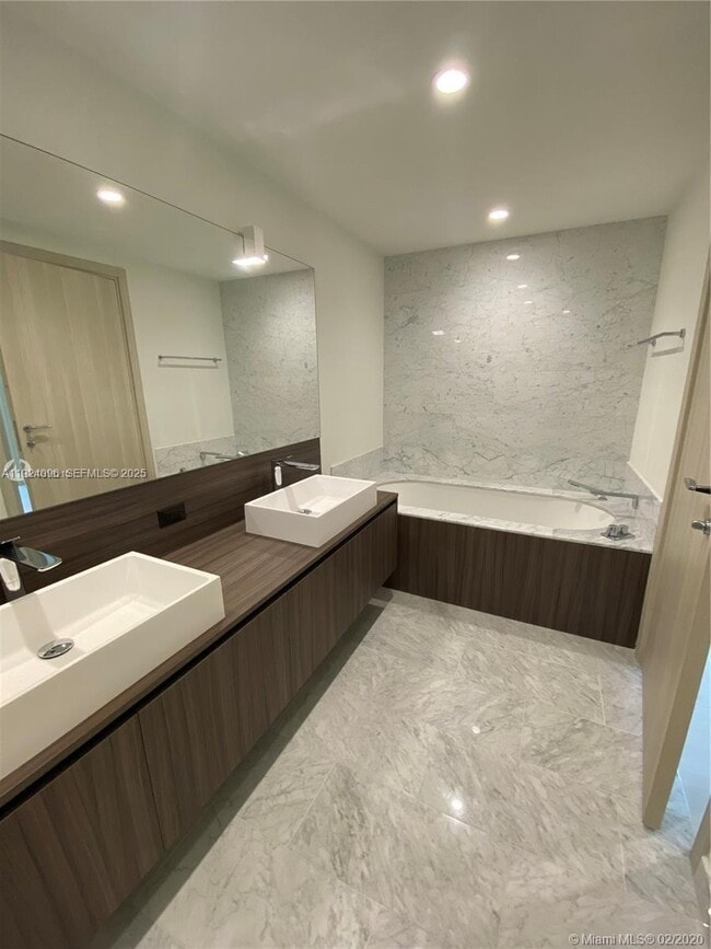 Building Photo - 1000 Brickell Plaza