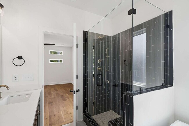 Building Photo - "Chic Nashville Townhouse: 3 Beds, 3 Baths, with Granite Elegance & Cozy Fireplace!"