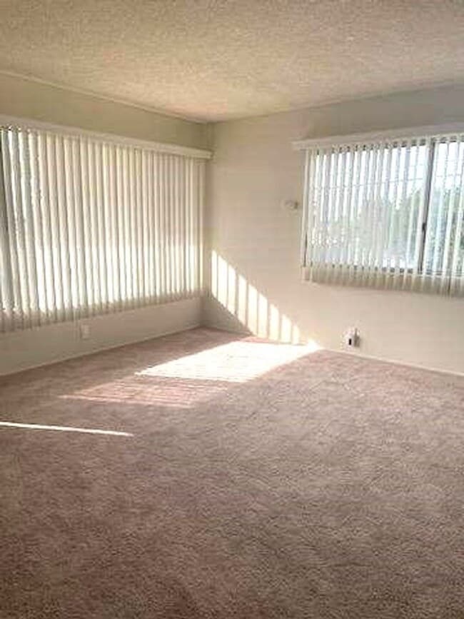 Building Photo - Memorial Apartments- Spacious  Clean 2 Bed...