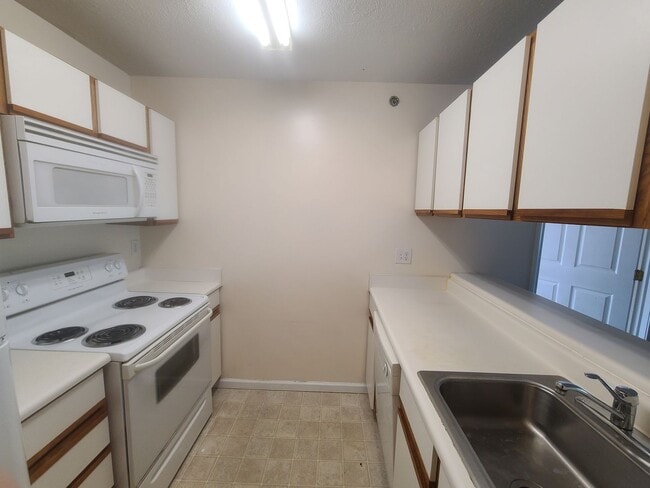 Building Photo - 4 Bedroom, 4 Bath in Star City - Available NOW - 7/24/26!