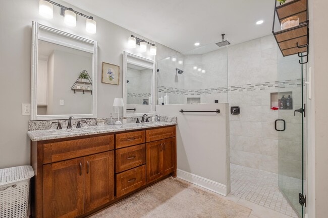 Building Photo - 605 Waverly Rd