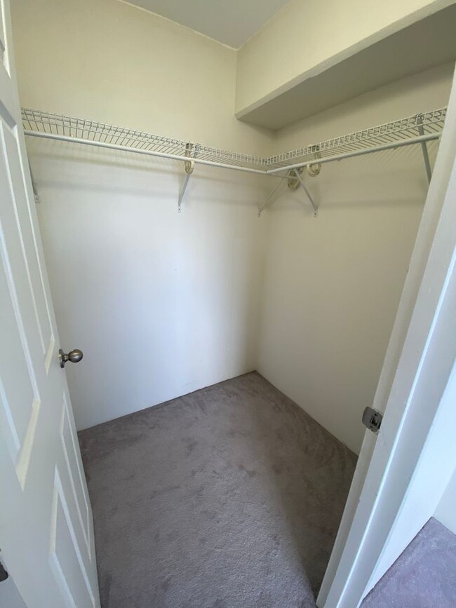 Building Photo - Breezy 1 bed, 1 bath, 1 parking unit with ...