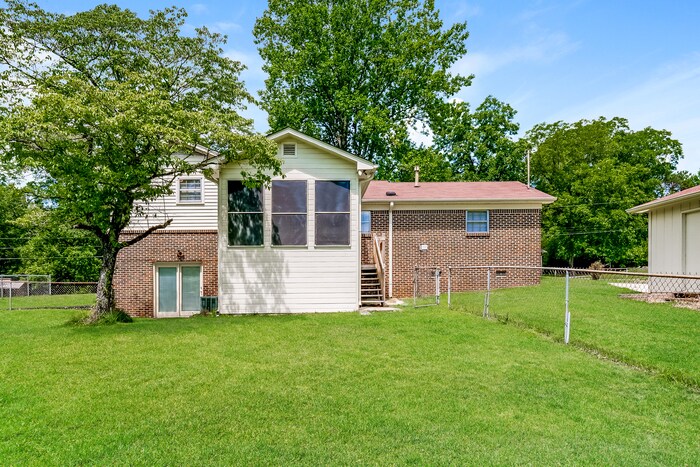 Building Photo - 1119 Meadow Ln