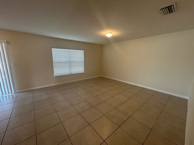 Building Photo - 3927 NE 23rd Pl