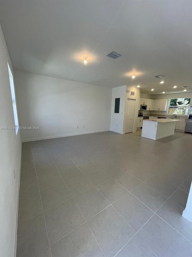 Building Photo - 1066 SE 2nd St