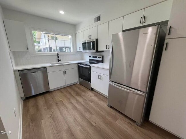 Building Photo - Five Point's hidden 2 Bed 1.5 Bath gem