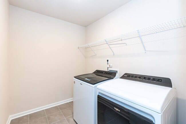 Building Photo - Three Bedroom End Unit Home!