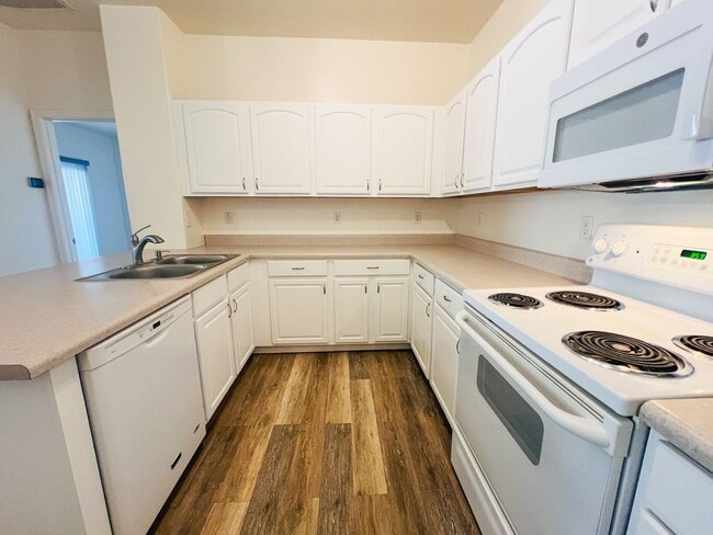 Building Photo - TOWNHOME - COTTONWOOD - HOA Cottonwood Square Commons