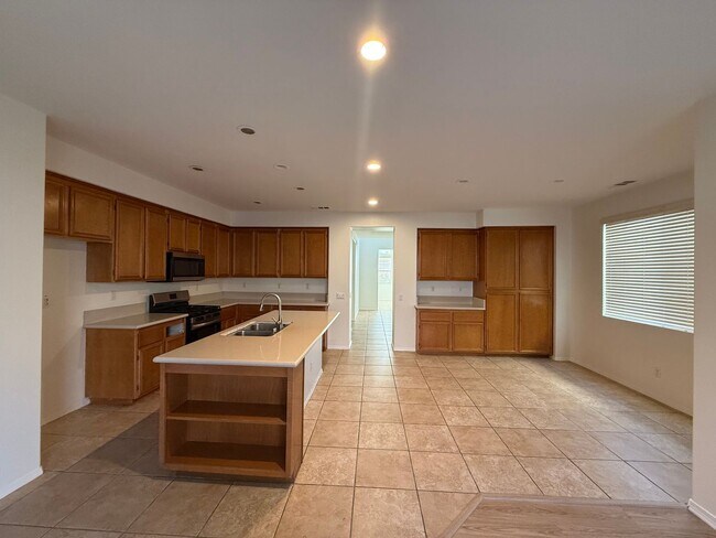 Building Photo - 5 Bedrooms 3.5 Bath in Willow Walk!