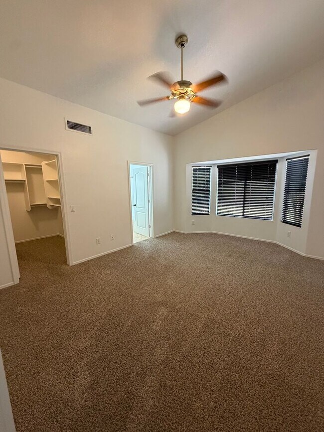 Building Photo - Stunning 3 bedroom, 2 bath home