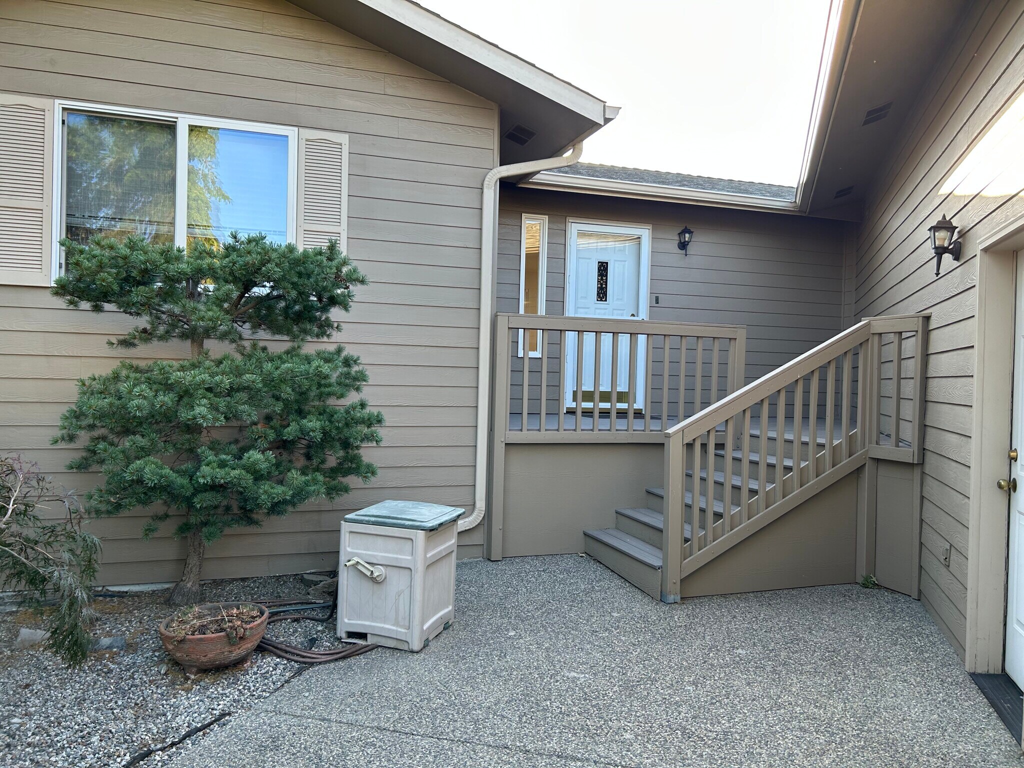 Front Privacy Garden - 632 S Lawler Ave