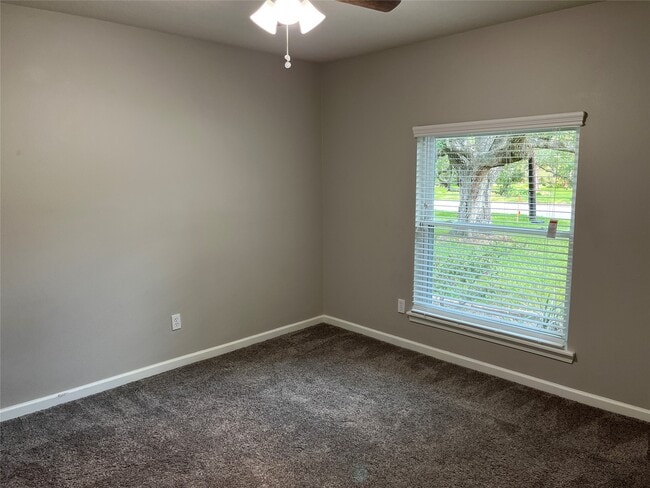 Building Photo - 304 S Shadowbend Dr