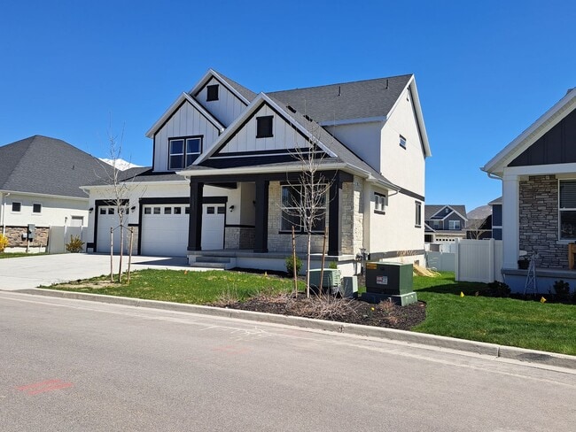 Building Photo - Trails and more at this Harvest Park Home in Mapleton!!