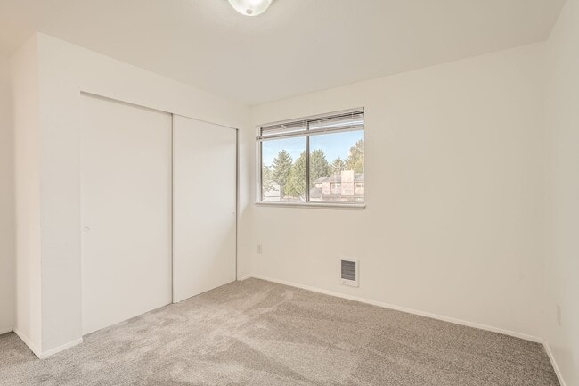 Building Photo - 2025 C St SE