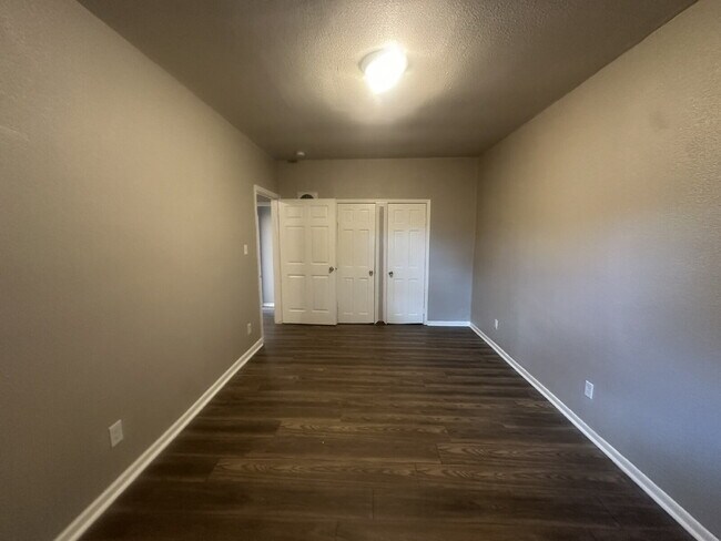 Building Photo - 2 Bedroom 1 bath apartment
